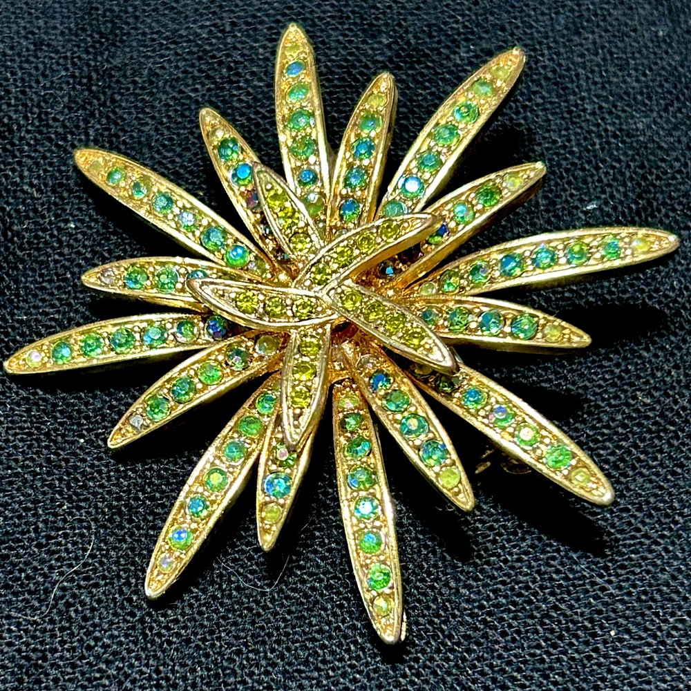 Gorgeous Vintage Costume Jewelry Brooch Chrysanthemum Shape Blue/Green Crystals